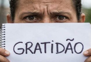 O Perigo da "Gratidão Tóxica": Por que afirmar gratidão sem sentir trava o seu financeiro