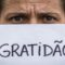 O Perigo da "Gratidão Tóxica": Por que afirmar gratidão sem sentir trava o seu financeiro