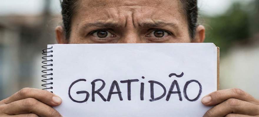 O Perigo da "Gratidão Tóxica": Por que afirmar gratidão sem sentir trava o seu financeiro
